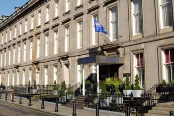 Book an on-airport Edinburgh hotel Book a room at the Edinburgh Hilton