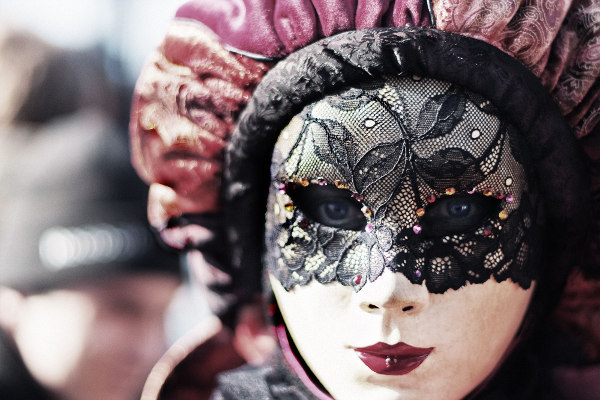 Masquerade! Frauenmaske mit roten Lippen