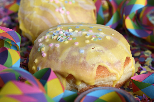 Dieses Gebäck darf in der Faschingszeit nicht vergessen werden Krapfen mit Zuckerguss und bunten Streuseln