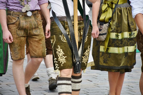 So feiert man Fasching in Bayern! Drei Leute in bayrischer Tracht